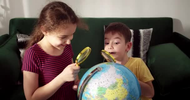 Les Enfants Étudient Assis Maison Dans Les Rayons Coucher Soleil — Video