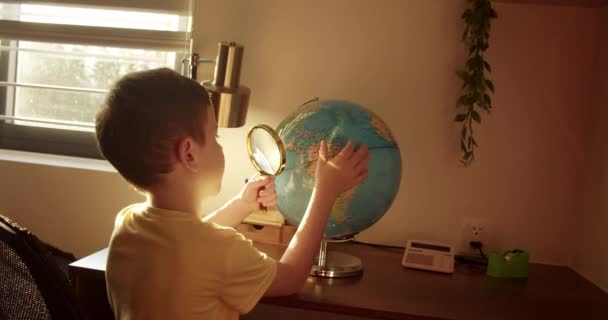 Barn Studerar När Sitter Hemma Solnedgången Rummet Barn Morgonen Ljus — Stockvideo
