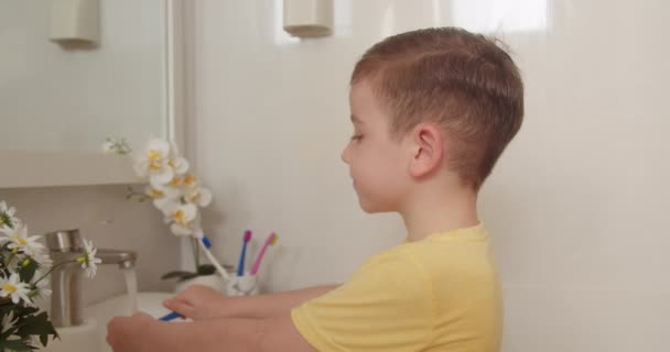 Retrato Feliz Bonito Criança Escovar Dentes Banheiro Sorrindo Rotina Cuidados — Vídeo de Stock