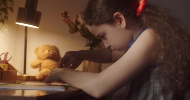 Дитина Вчиться Сидячи Вдома Променях Сонця Кімнаті Дитина Ранковому Світлі — стокове відео
