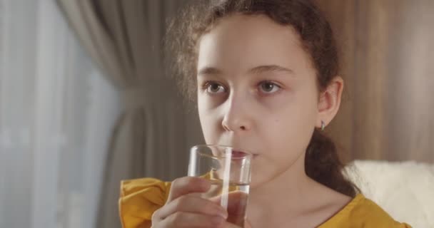 Glücklich Lächelndes Kind Das Milch Trinkt Gesund Essen Kind Isst — Stockvideo