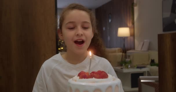 Niño Celebrando Cumpleaños Interior Casa Niño Soplando Velas Torta Bonita — Vídeos de Stock