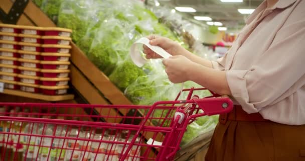 Egy Ellenőrzi Bevásárlókocsit Háttér Ból Zöldség Csekkek Papír Ellenőrzés Vásárlás — Stock videók