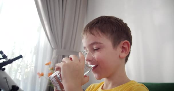 Stilig Liten Pojke Barn Mineralvatten Hälsosamt Äta Barn Äta Frukost — Stockvideo