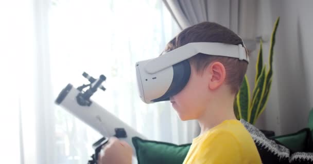 Menino Está Imerso Ciberespaço Aprendendo Lutar Realidade Virtual Criança Joga — Vídeo de Stock