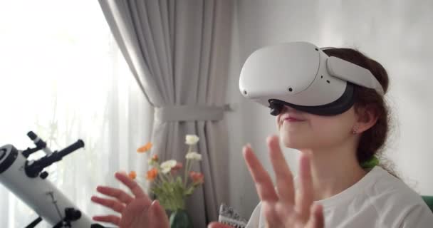 可爱的孩子沉浸在网络空间中 学习虚拟现实 小女孩戴上并打开了虚拟眼镜 用虚拟现实眼镜教孩子紧贴着一张快乐的脸 — 图库视频影像