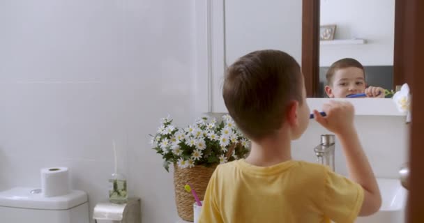 Söt Vit Barn Med Vit Tand Tittar Spegeln Isolerad Hemma — Stockvideo