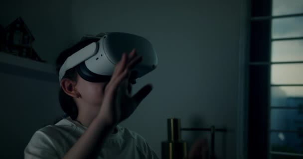 Enfrenta Perto Com Sorriso Criança Imersa Ciberespaço Aprendendo Realidade Virtual — Vídeo de Stock