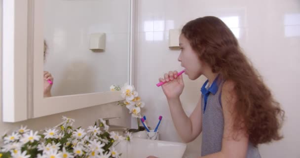 Anak Kaukasia Imut Dengan Gigi Putih Melihat Cermin Yang Terisolasi — Stok Video