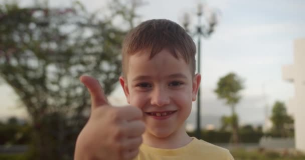 Schattig Kind Toont Duimen Omhoog Gebaar Gelukkige Gezichtsuitdrukking Emotie Blij — Stockvideo
