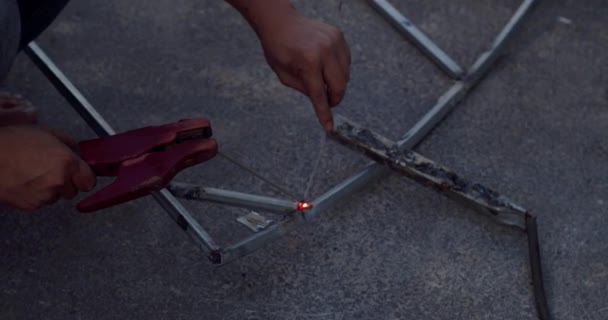 人类用圆形涡轮机切割生锈的金属梁 铁匠使用专业设备进行焊接修理工作 工业车间使用角磨床切割金属的铁匠 — 图库视频影像