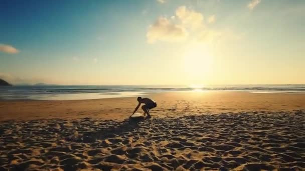 Mince Surfeur Mâle Prend Longboard Sur Sable Sur Plage Court — Video
