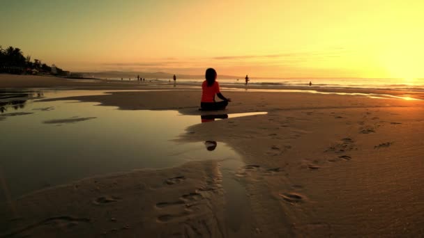 Krásná Volná Žena Sedí Meditaci Představují Západ Slunce Vietnamské Pláži — Stock video