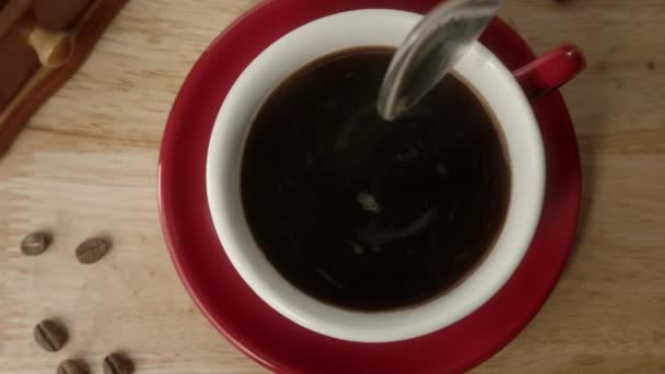 Κάτοψη Του Ανθρώπου Ανάδευση Καφέ Κουτάλι Ρίχνει Μαύρο Καφέ Στο — Αρχείο Βίντεο