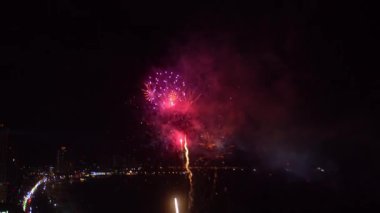 4 bin. Parlak yeni yıl havai fişekleri 2023. Güzel yeni yıl arifesi. Parlayan döngü bokeh. Noel 'de tatil günü. Güzel, parlak, renkli bir gösteri. Yılbaşı arifesi. Ulusal festival gökyüzü
