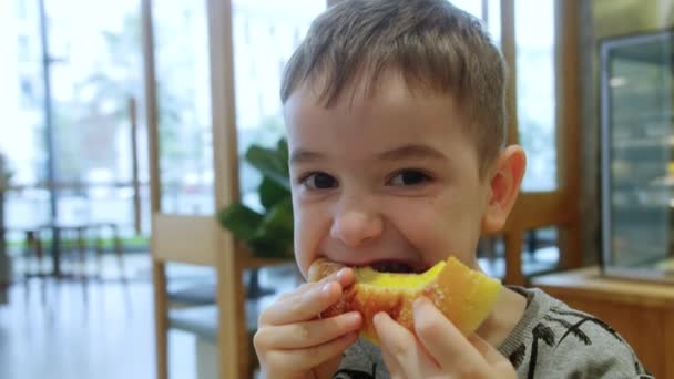 Criança Feliz Come Pão Com Geléia Queijo Cottage Café Pequeno — Vídeo de Stock