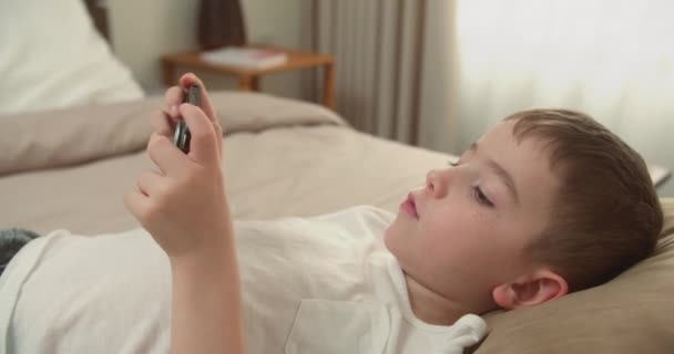 Piękny Chłopiec Lat Gry Mobilne Smartfonie Domu Uroczy Chłopiec Grający — Wideo stockowe