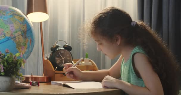 Симпатична Розумна Дівчинка Початкової Школи Яка Вчиться Писати Математику Сидить — стокове відео