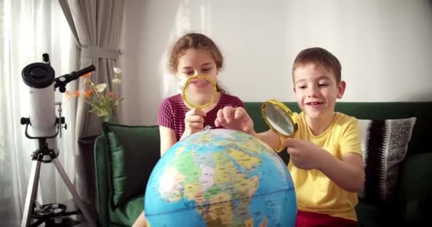 Barn Studerar När Sitter Hemma Solnedgången Rummet Barn Morgonljuset Solnedgång — Stockvideo