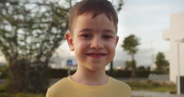 Мила Дитина Щасливий Вираз Обличчя Емоції Раді Посміхається Обличчя Портрет — стокове відео