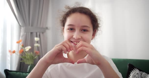 Güzel Mutlu Şirin Bir Çocuk Sevimli Bir Kız Çocuğu Parmaklarıyla — Stok video