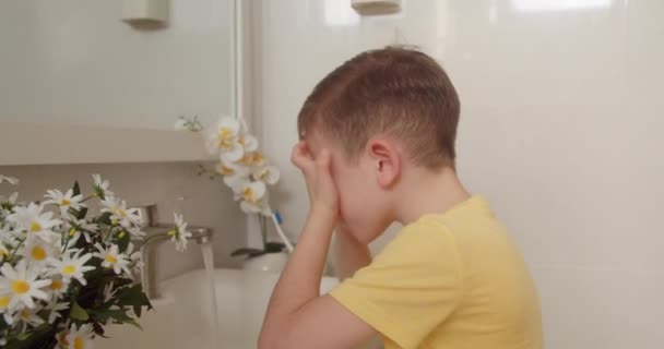 Kaukasiske Barn Ser Spejlet Vasker Sit Ansigt Derhjemme Barnet Vasker – Stock-video