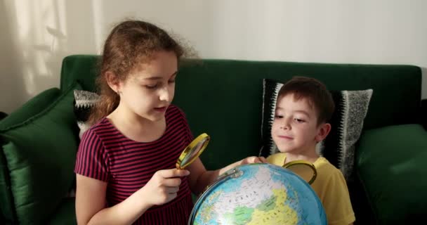 Crianças Está Estudando Enquanto Está Sentado Casa Raios Sol Quarto — Vídeo de Stock