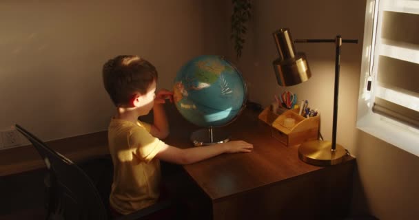 Criança Estuda Enquanto Está Sentado Casa Nos Raios Pôr Sol — Vídeo de Stock