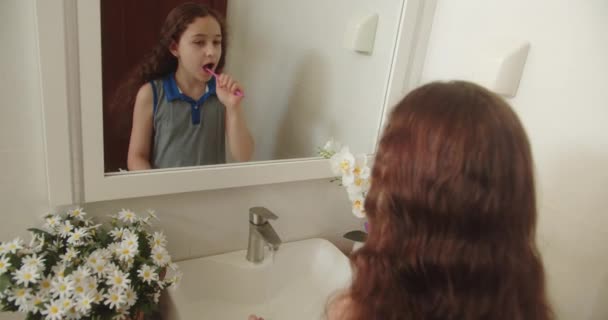 Beyaz Dişli Beyaz Dişli Beyaz Çocuk Evde Izole Edilmiş Aynaya — Stok video