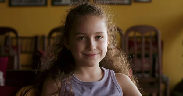 Potret Lucu Gadis Kecil Tersenyum Anak Melihat Kamera Duduk Sofa Stok Foto