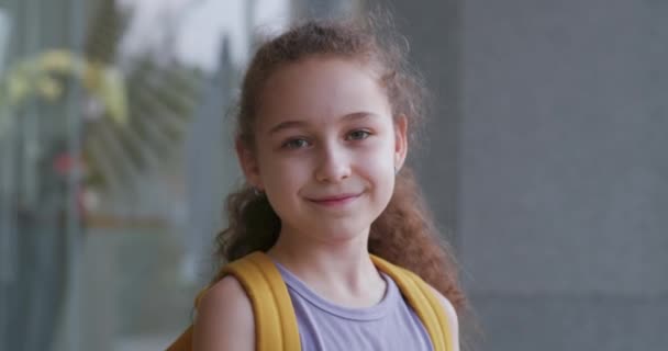 Portrét Krásné Šťastné Školačky Usmívající Školačka Holčička Batohem Stojí Sama — Stock video