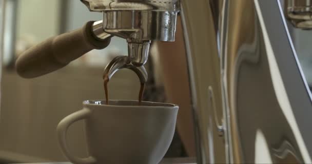 Утрам Пить Обжаренный Черный Кофе Выливание Кофе Поток Машины Чашку — стоковое видео