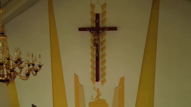 Widok Góry Wewnątrz Kościoła Katolickiego Duże Złocone Żyrandole Widok Lavochui — Wideo stockowe