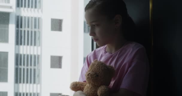 Triste Enfant Peur Enfant Dans Obscurité Petite Fille Mignonne Est — Video