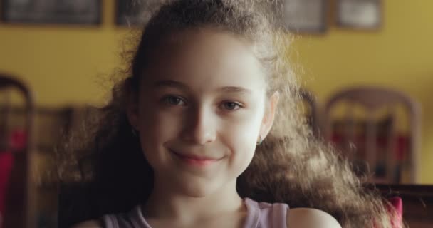 Zbliżenie Ładny Portret Uśmiechniętej Dziewczynki Piękne Dziecko Ładną Twarzą Patrząc — Wideo stockowe