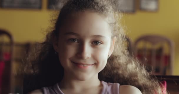 Zamknij Piękny Portret Uśmiechniętej Dziewczynki Słodkie Dziecko Ładną Twarzą Patrząc — Wideo stockowe