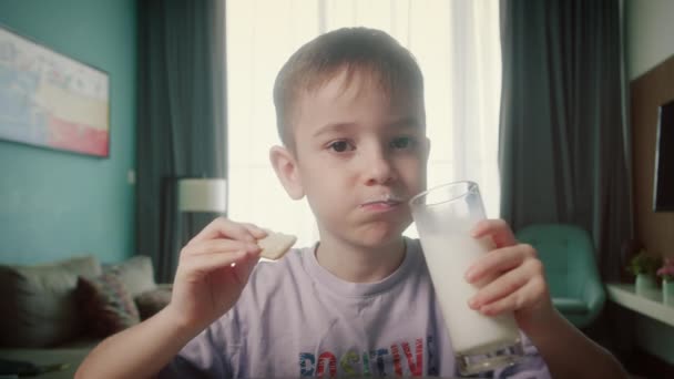 Portret Przystojnego Dziecka Pijącego Mleko Jedzącego Ciasteczka Krakersy Domu Zdrowe — Wideo stockowe