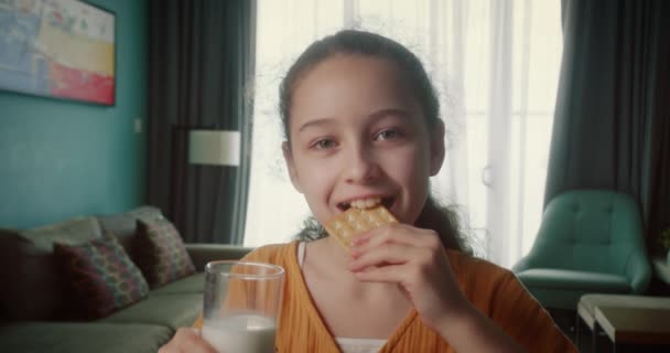 Carino Bello Bambino Che Beve Latte Mangia Biscotti Cracker Casa — Video Stock
