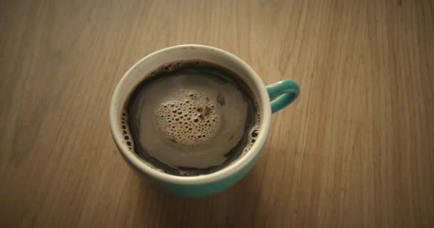 Zugabe Von Kaffeesahne Schwarzen Kaffee Zeitlupencreme Die Eine Tasse Schwarzen — Stockvideo