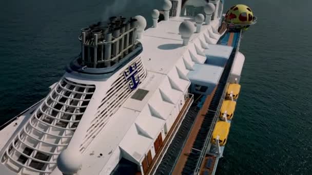 Luftaufnahme Eines Kreuzfahrtschiffes Das Einem Sonnigen Sommertag Auf Dem Ozean — Stockvideo