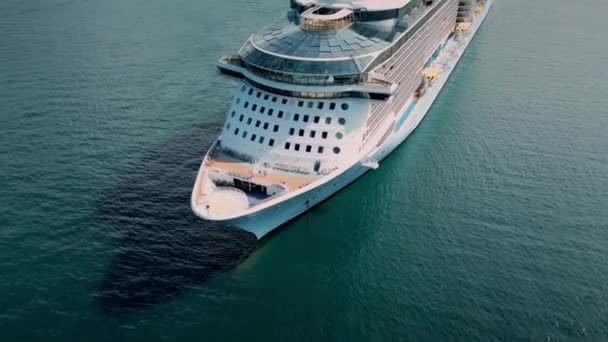 Luftaufnahme Eines Kreuzfahrtschiffes Das Einem Sonnigen Sommertag Auf Dem Ozean — Stockvideo