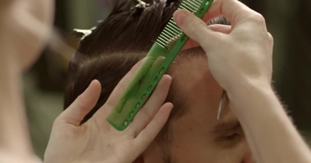 Homme Élégant Assis Salon Coiffure Coiffeur Femme Coupant Ses Cheveux — Video