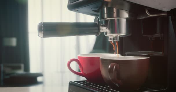 用杯子把咖啡从机器上倒出来 在家做热咖啡 用滤清器流动新鲜的地面咖啡 早上喝烤黑咖啡 — 图库视频影像