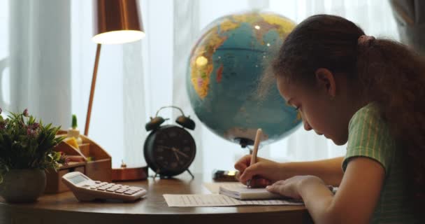 Jolie Fille Intelligente École Primaire Apprenant Écriture Faire Des Devoirs — Video