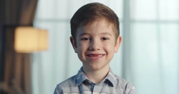 Retrato Bonito Uma Criança Sorridente Vestido Vermelho Menino Olhando Para — Vídeo de Stock