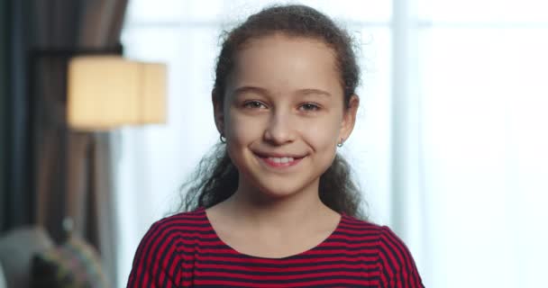 Портрет Красивої Маленької Дівчинки Усміхненої Дитини Червоній Сукні Дивлячись Камеру — стокове відео