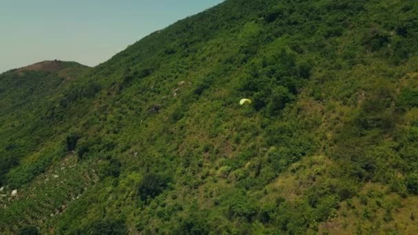 Hombre Volando Parapente Extremo Los Alpes Suizos Concepto Libertad — Vídeos de Stock