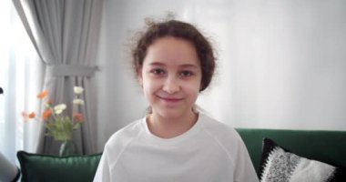 Güzel, mutlu, şirin bir çocuk. Sevimli bir kız çocuğu parmaklarıyla kalp şekli verirken görülüyor. Yaklaş. Aşkın sembolü, bağlılık, aile bağı, bağış işareti, evlat edinme ve velayet. 4K.