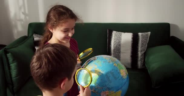 Bambini Stanno Studiando Mentre Sono Seduti Casa Tramonto Raggi Camera — Video Stock