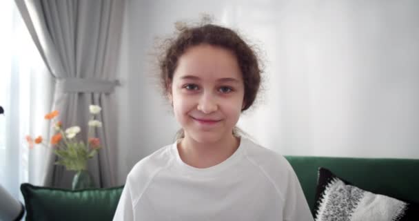 Schöne Glückliche Kleine Niedliche Kindergesicht Entzückende Mädchen Kind Durch Verbundene — Stockvideo